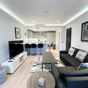  Apartment Modern 3 Bedroom Apartment, West End
