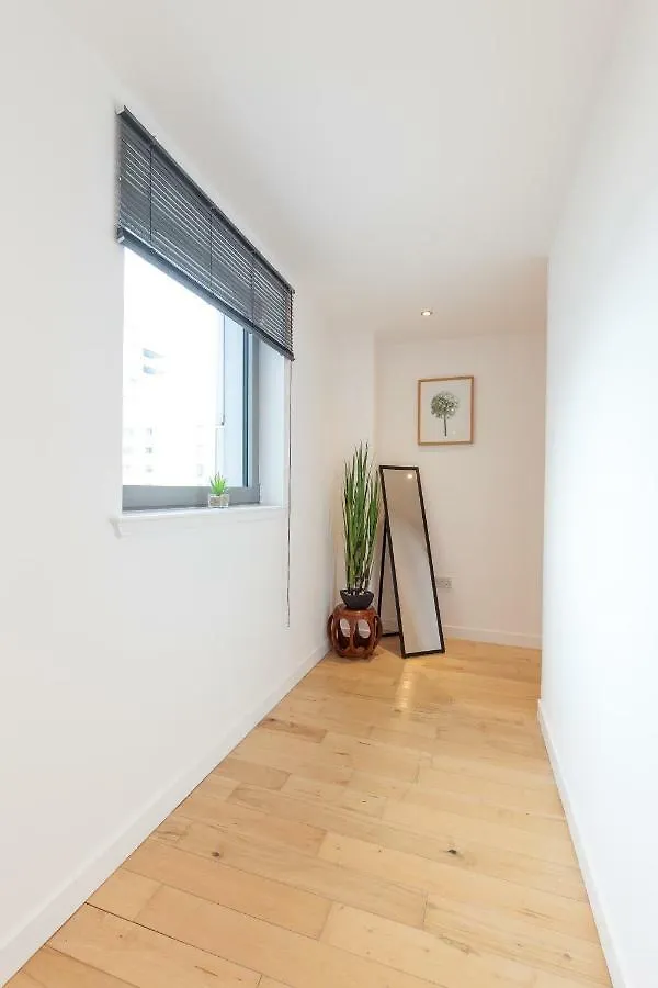 Stylish Penthouse Suite Edinburgh Apartment