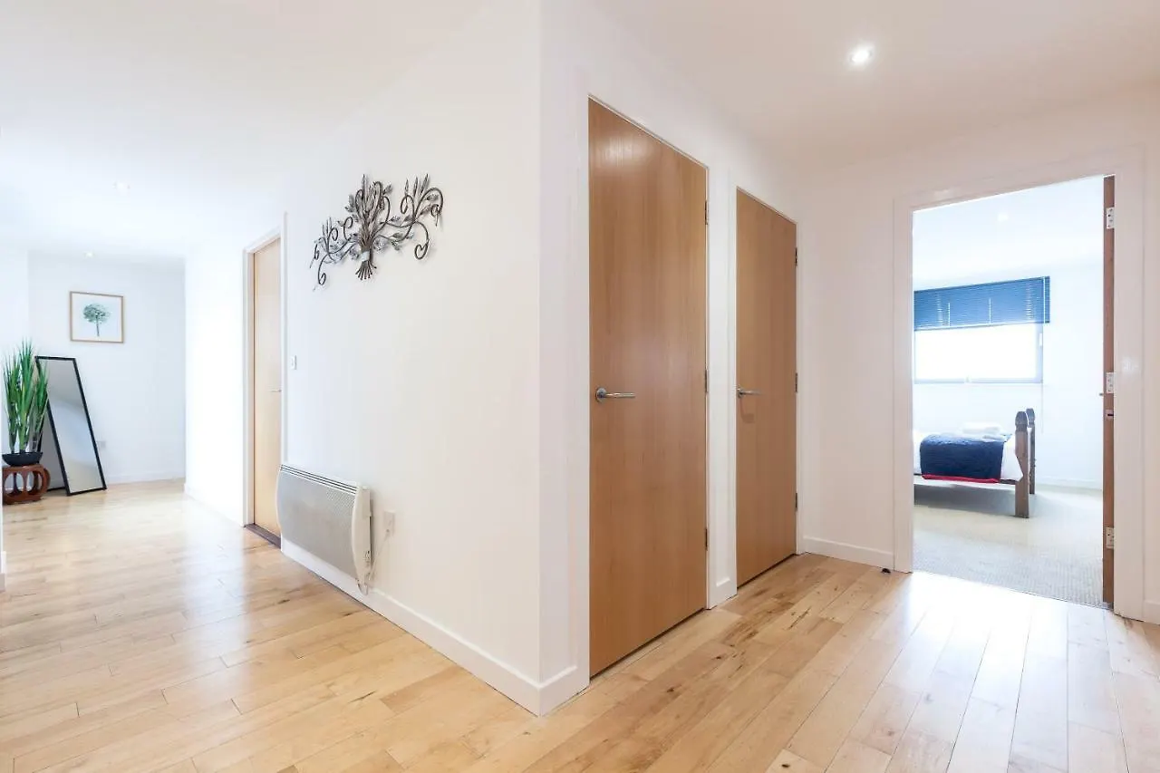 Stylish Penthouse Suite Edinburgh Apartment