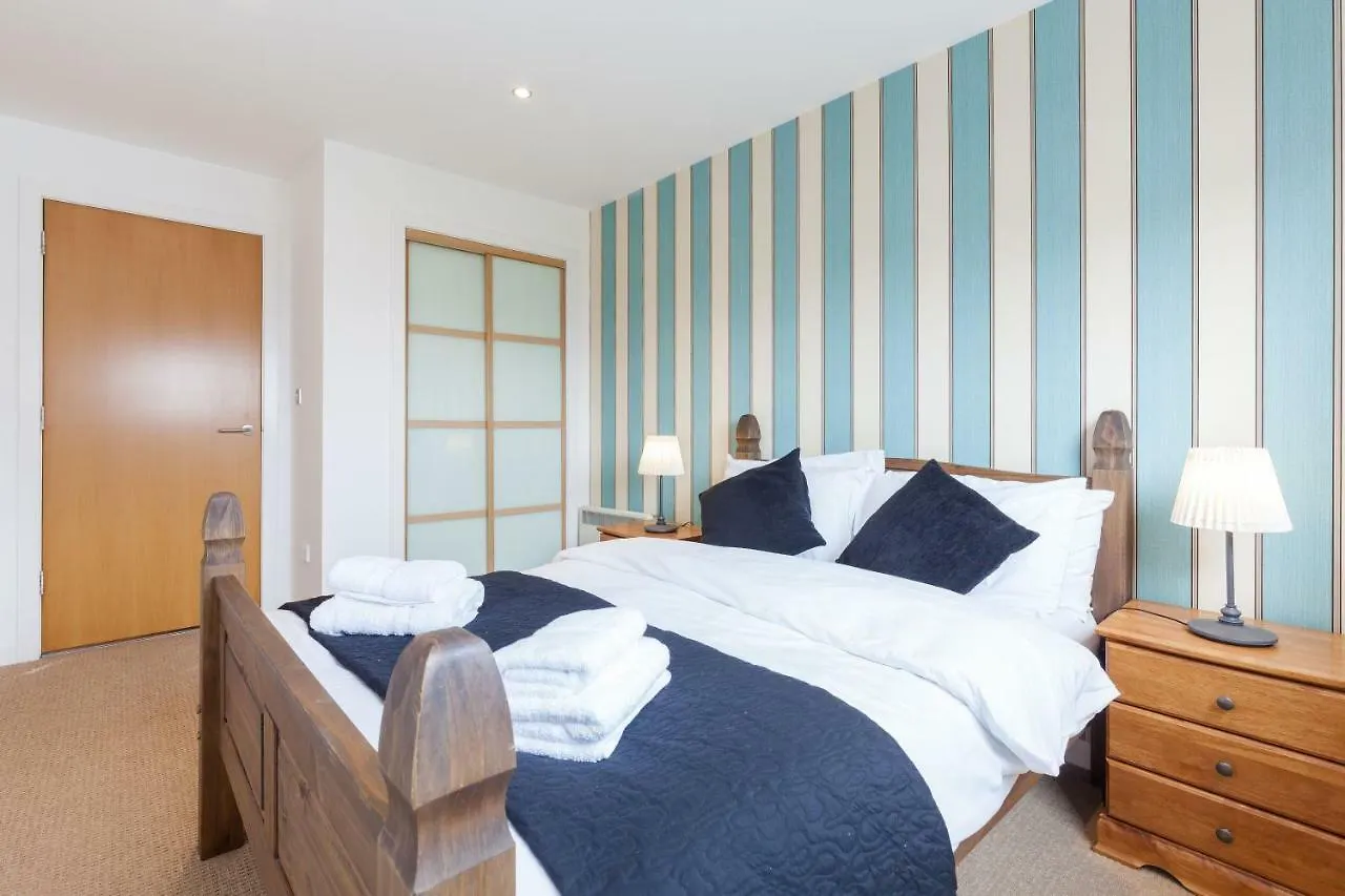 Stylish Penthouse Suite Edinburgh Apartment